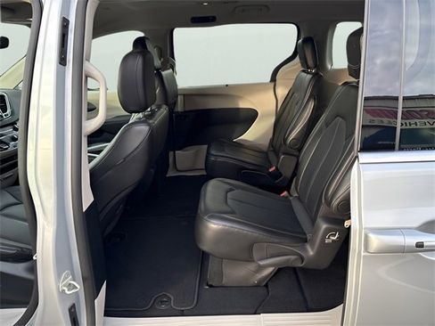Used 2024 Chrysler Pacifica Touring-L image 17