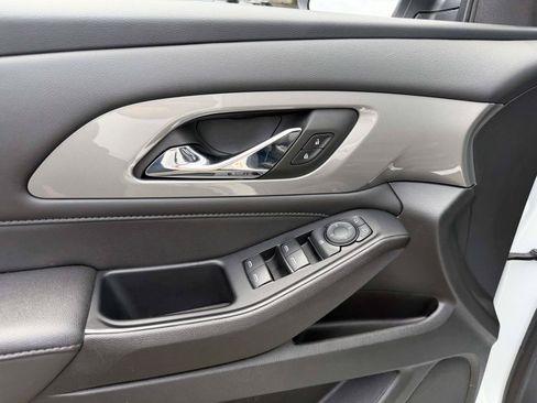 Used 2023 Chevrolet Traverse LT FWD image 17