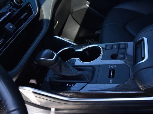 Used 2024 Toyota Highlander Limited image 22