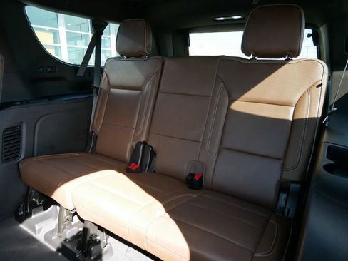 Used 2024 Chevrolet Suburban High Country image 9