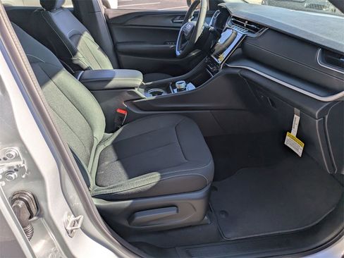 New 2025 Jeep Grand Cherokee Laredo image 32