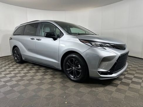 Used 2025 Toyota Sienna XSE w/ XSE Plus Package image 2