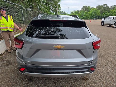 Used 2025 Chevrolet Trax LT w/ LT Convenience Package FWD image 3