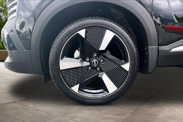 Certified 2025 Nissan Kicks SR FWD image 31