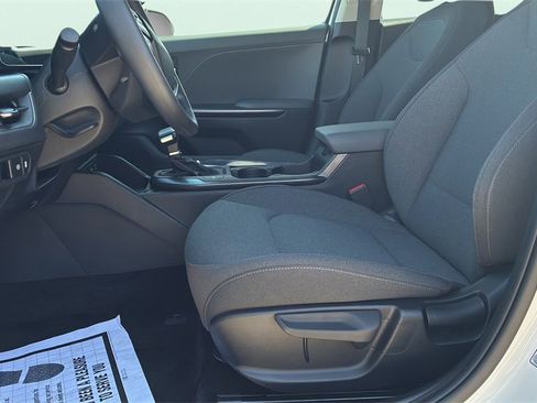 Certified 2025 Kia K4 image 13