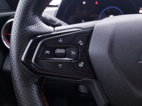 Used 2025 Chevrolet Trax RS w/ Sunroof Package image 35