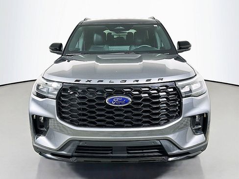 Used 2025 Ford Explorer ST-Line w/ ST-Line Street Pack image 2