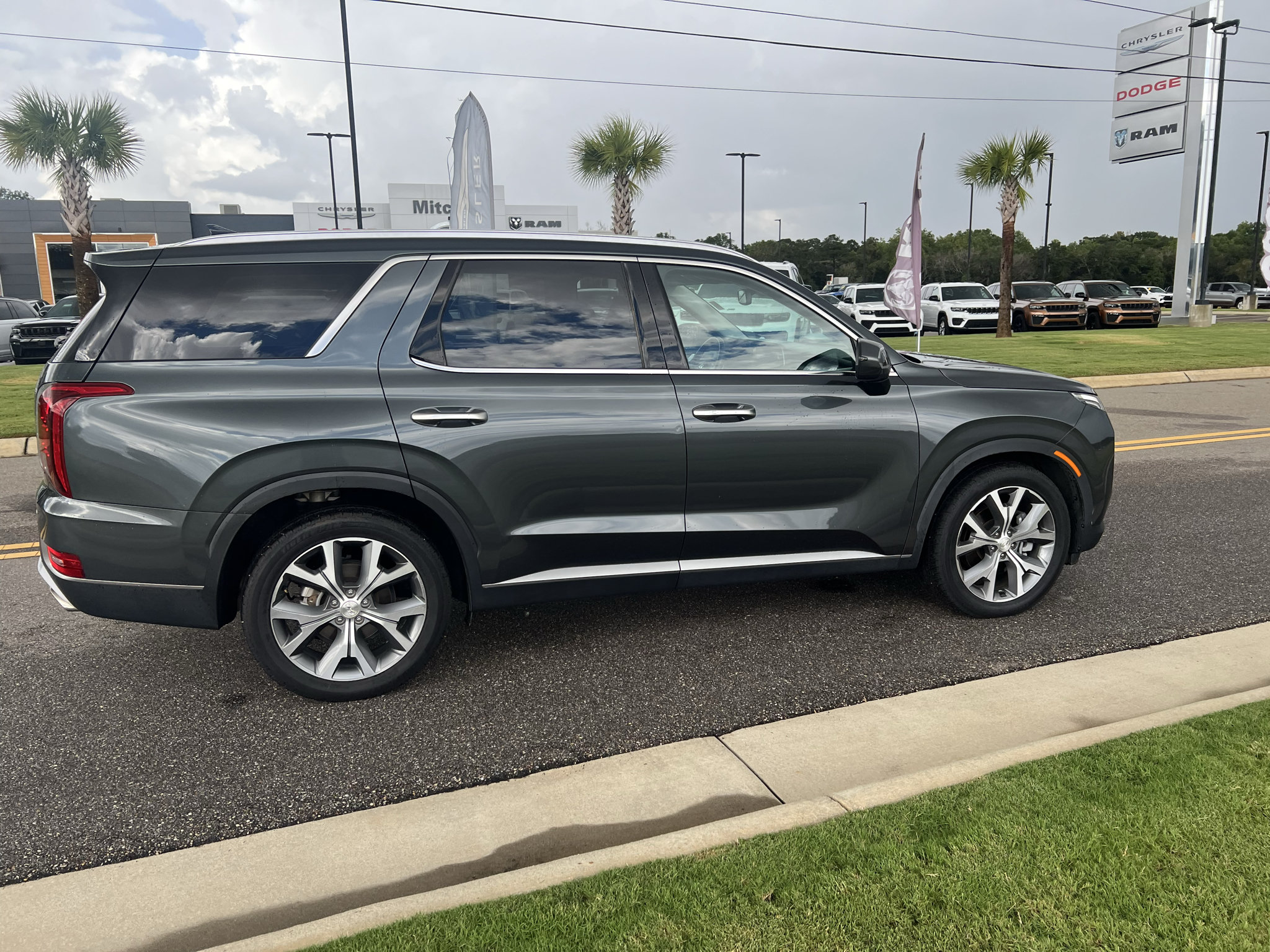 Used 2022 Hyundai Palisade SEL w/ Premium Package FWD image 3