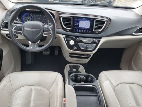 Used 2018 Chrysler Pacifica Touring-L FWD image 12