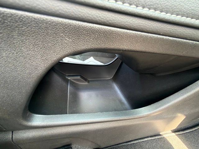 Used 2023 GMC Acadia SLE w/ Driver Convenience Package FWD image 27