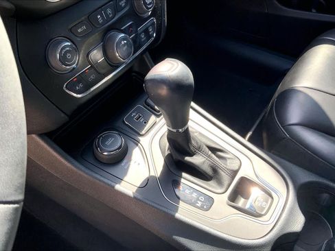 Used 2022 Jeep Cherokee Latitude AWD/4WD image 17
