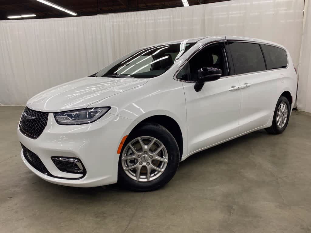Used 2025 Chrysler Pacifica Select FWD image 1
