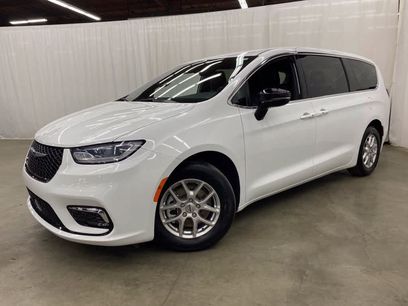 Used 2025 Chrysler Pacifica Select