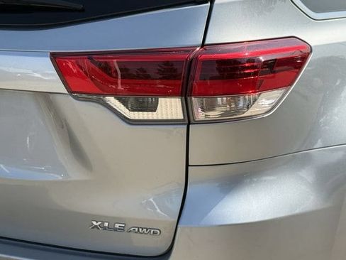 Used 2019 Toyota Highlander XLE AWD/4WD image 7