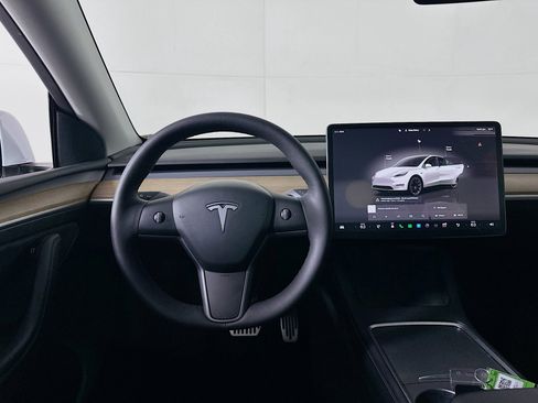 Used 2022 Tesla Model Y Long Range image 16