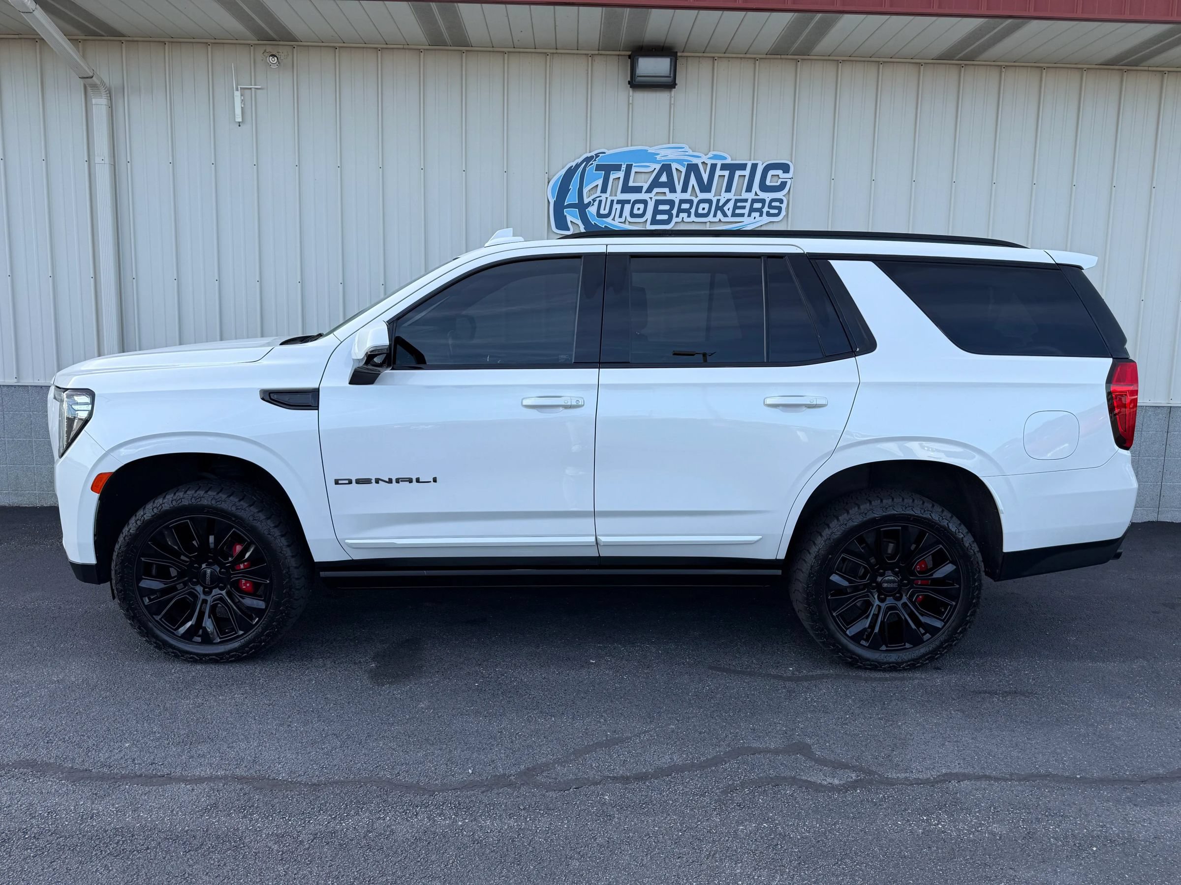 Used 2022 GMC Yukon Denali w/ Denali Premium Package AWD/4WD image 2
