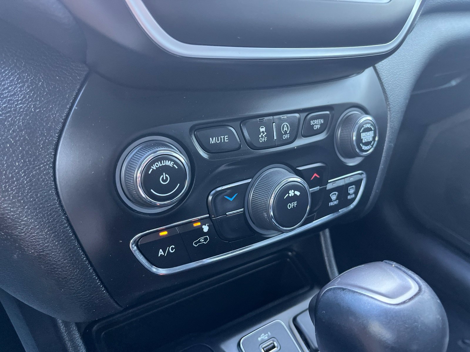 Used 2019 Jeep Cherokee Latitude Plus w/ Cold Weather Group AWD/4WD image 26