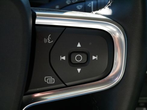 Used 2024 Volvo XC40 B5 Core image 25