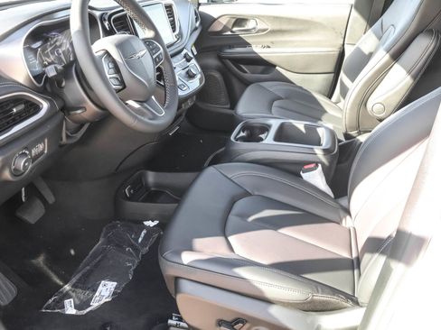 New 2026 Chrysler Pacifica Select image 5