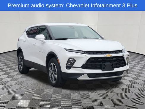 Used 2025 Chevrolet Blazer LT FWD image 2