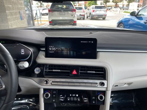 Used 2025 Genesis G70 2.5T image 18