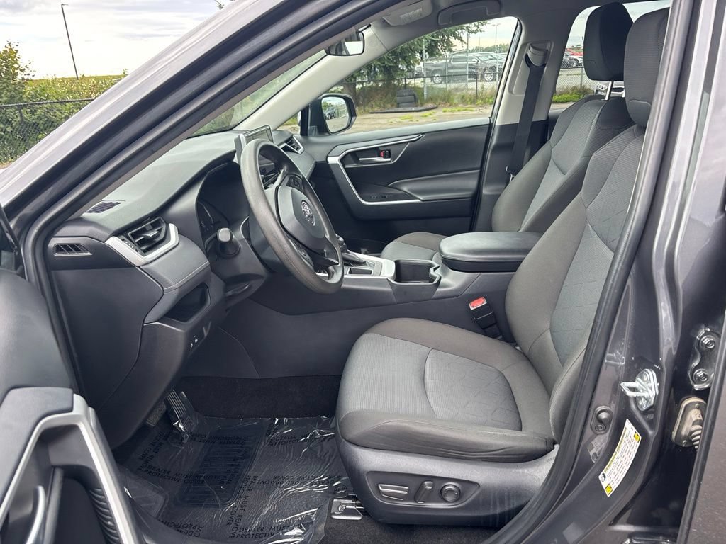 Used 2025 Toyota RAV4 XLE FWD image 8