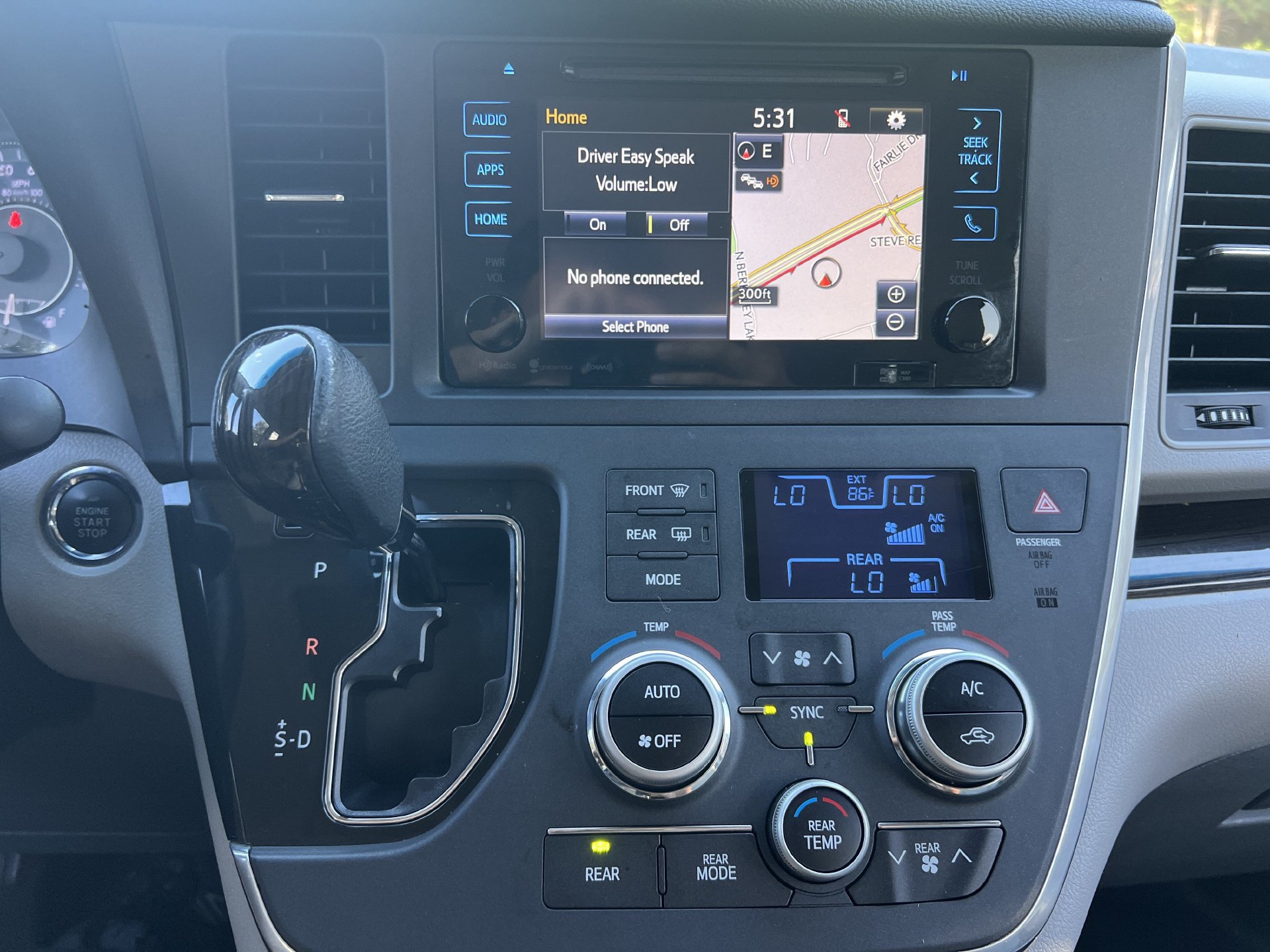 Used 2016 Toyota Sienna XLE w/ XLE Navigation Package FWD image 4