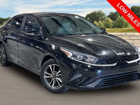 Used 2022 Kia Forte LXS w/ LXS Technology Package FWD image 2