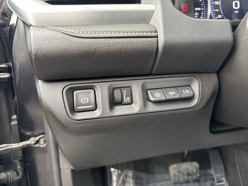 Used 2022 GMC Acadia SLT w/ Elevation Edition image 19