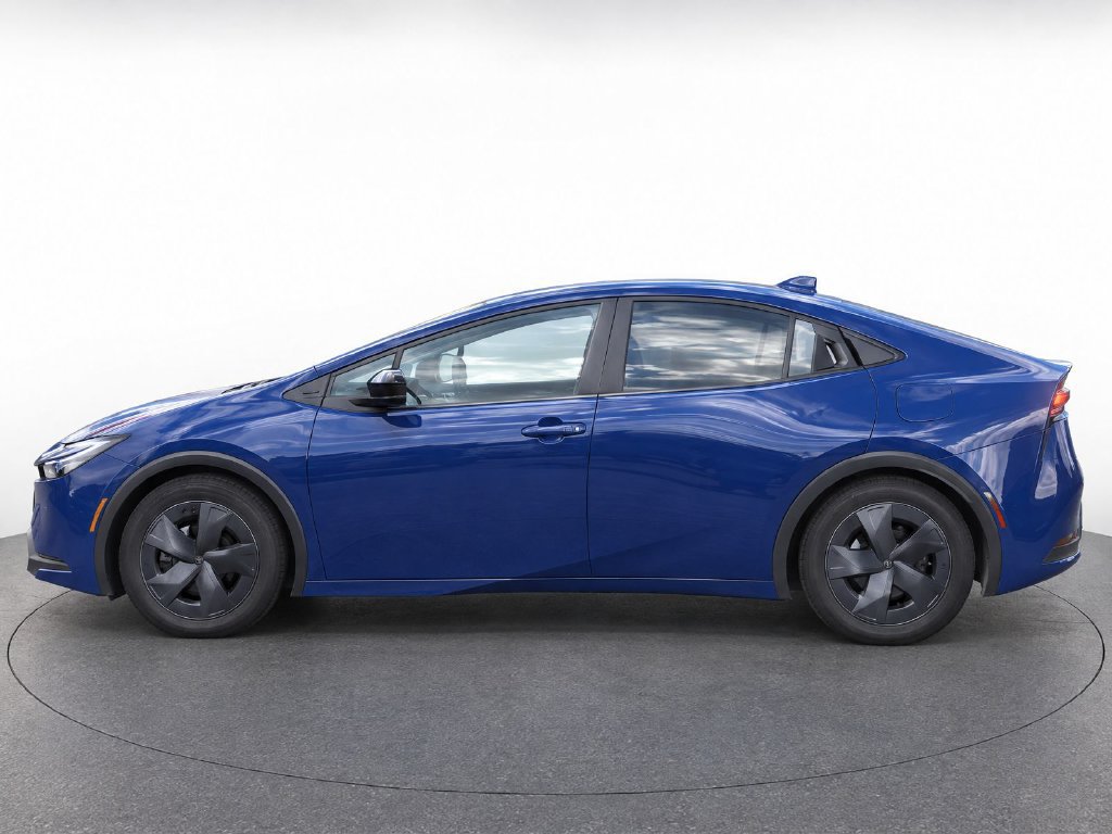 Used 2023 Toyota Prius LE FWD image 2