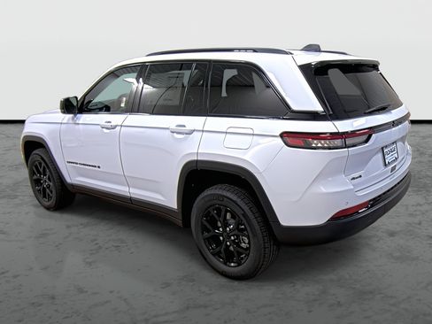 New 2025 Jeep Grand Cherokee Altitude image 2