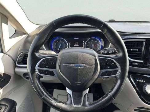 Used 2020 Chrysler Pacifica Touring-L Plus FWD image 25
