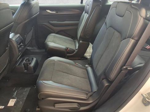 New 2025 Jeep Grand Cherokee L Laredo image 16
