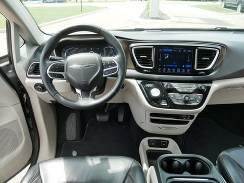 Used 2017 Chrysler Pacifica Premium FWD image 24