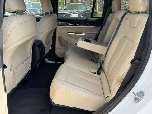 Used 2023 Jeep Grand Cherokee Limited AWD/4WD image 17