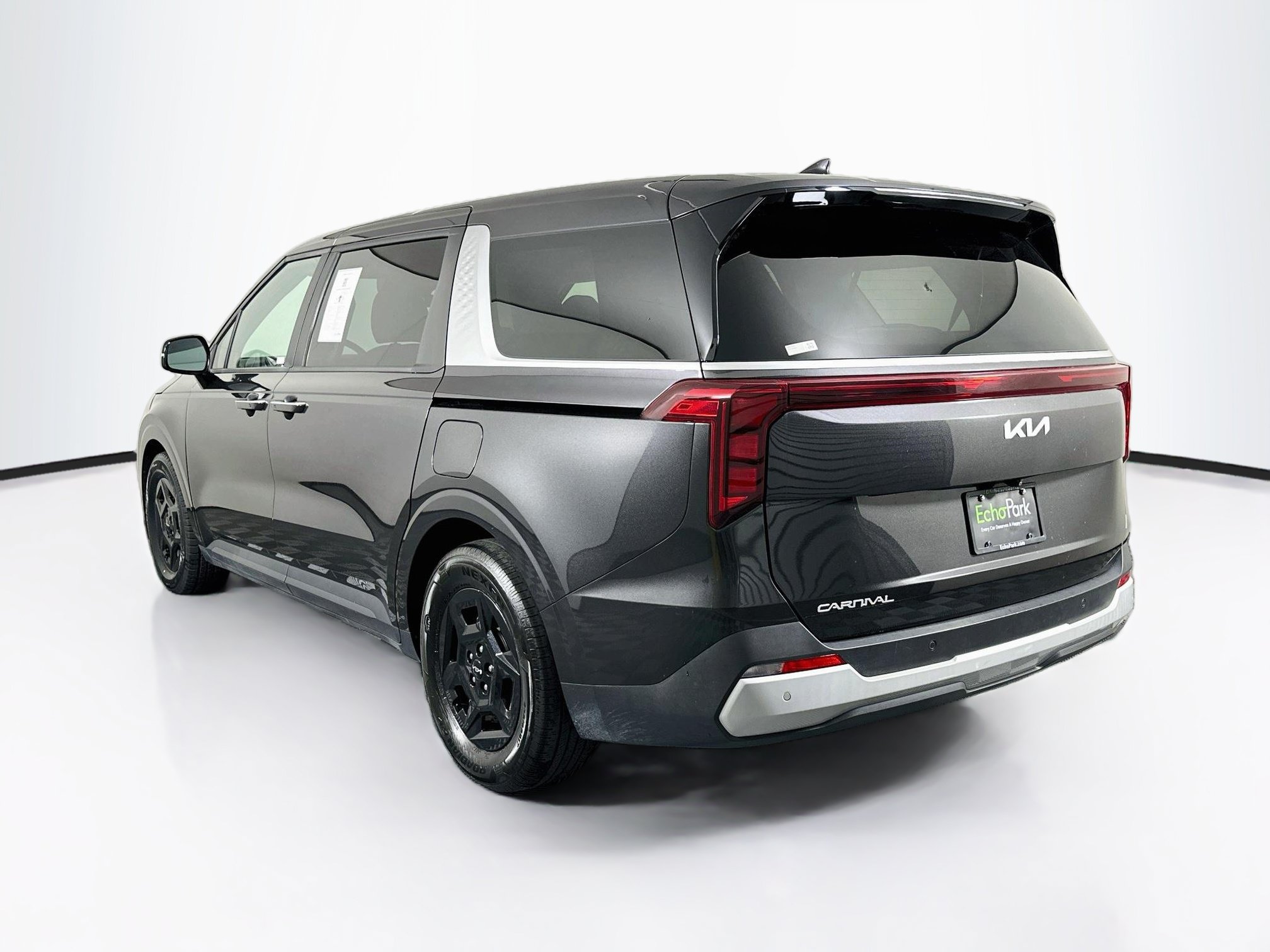 Used 2025 Kia Carnival FWD image 5