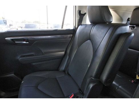 Used 2022 Toyota Highlander Limited FWD image 9