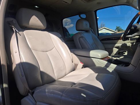 Used 2004 Cadillac Escalade EXT image 16