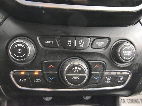 Used 2019 Jeep Cherokee Limited AWD/4WD image 23