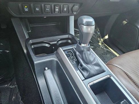 Used 2017 Toyota Tacoma Limited w/ Tow Package AWD/4WD image 12