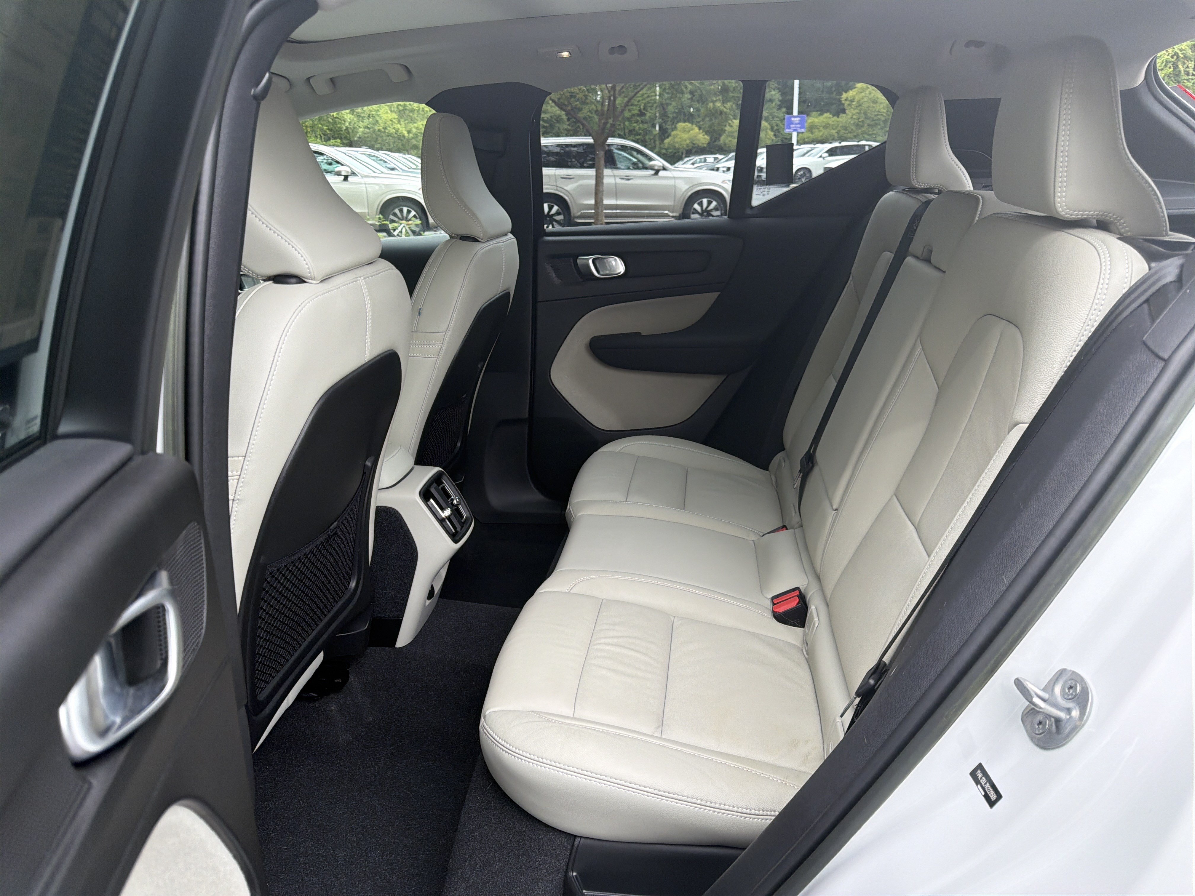 Certified 2024 Volvo XC40 B5 Plus AWD/4WD image 32