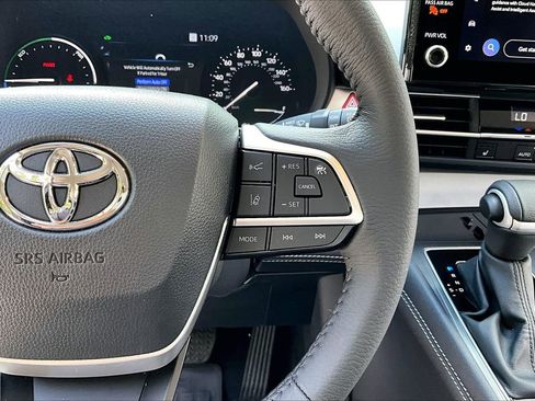 Used 2026 Toyota Sienna XLE FWD image 11