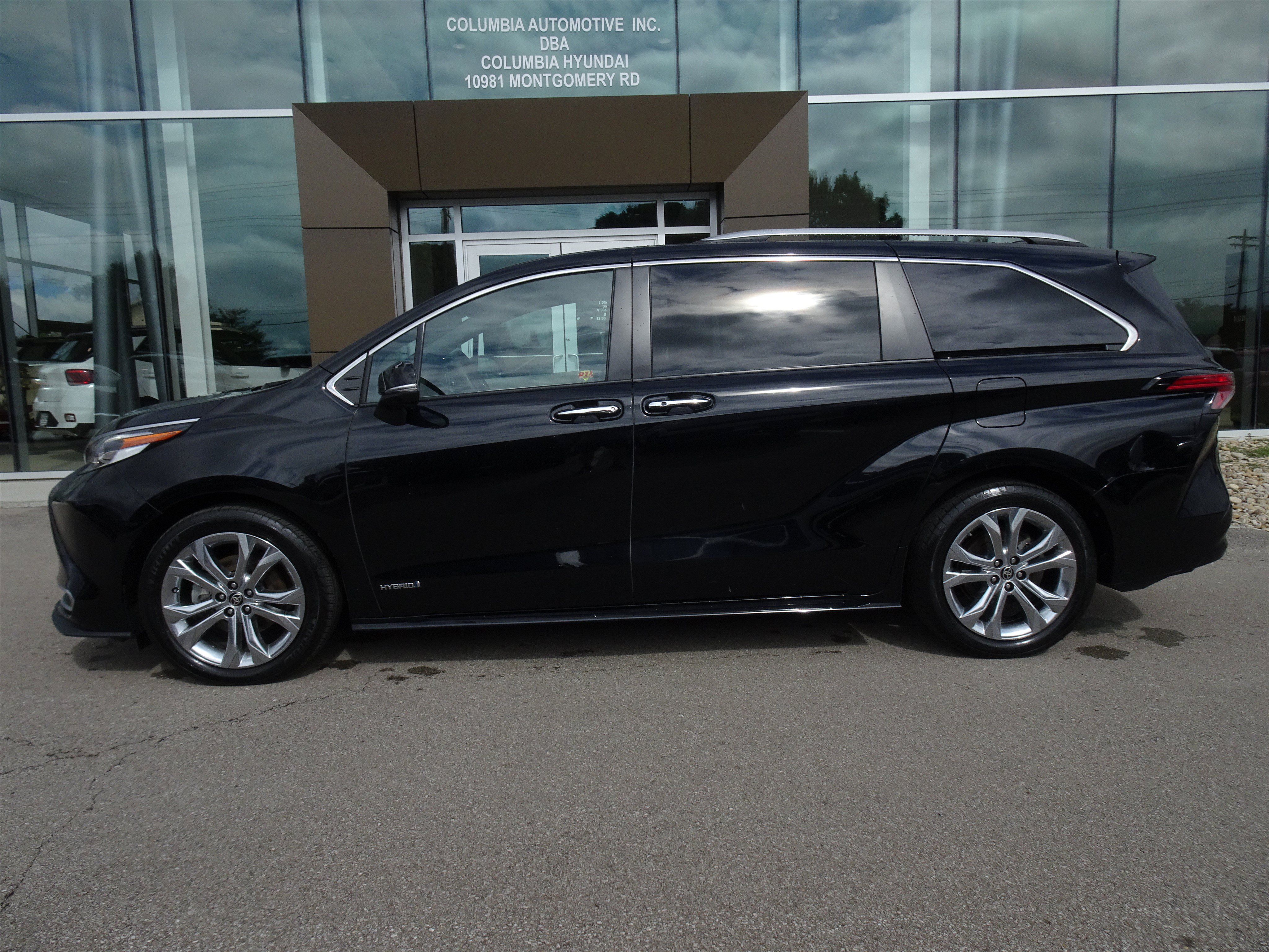 Used 2021 Toyota Sienna Platinum FWD image 2