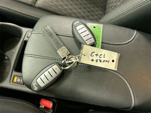 Used 2018 Nissan Rogue SV image 12