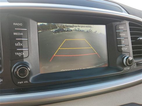 Used 2020 Kia Sorento LX image 18