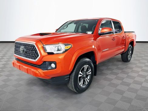 Used 2018 Toyota Tacoma TRD Sport AWD/4WD image 3
