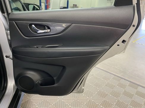 Used 2018 Nissan Rogue SV image 16