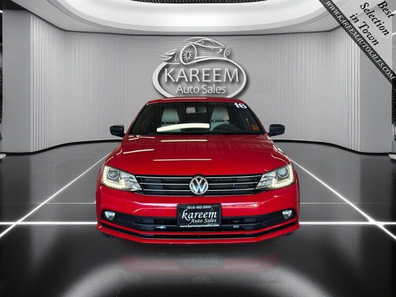 Used 2016 Volkswagen Jetta Sport w/ Lighting Package FWD image 2