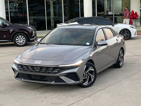 Used 2024 Hyundai Elantra Limited image 9