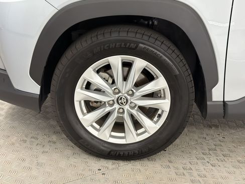 Used 2025 Toyota Corolla Cross LE FWD image 13